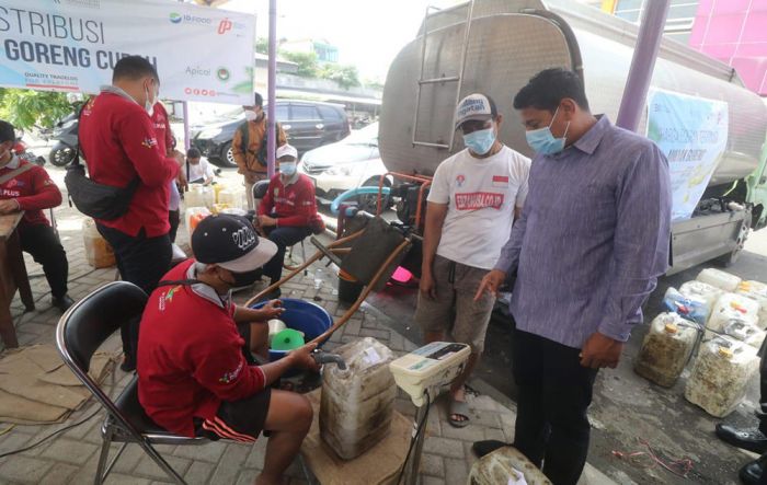 Tinjau Distribusi Minyak Goreng Curah, Wali Kota Kediri Ingatkan Pedagang Jual Sesuai HET Tinjau Distribusi Minyak Goreng Curah, Wali Kota Kediri Ingatkan Pedagang Jual Sesuai HET