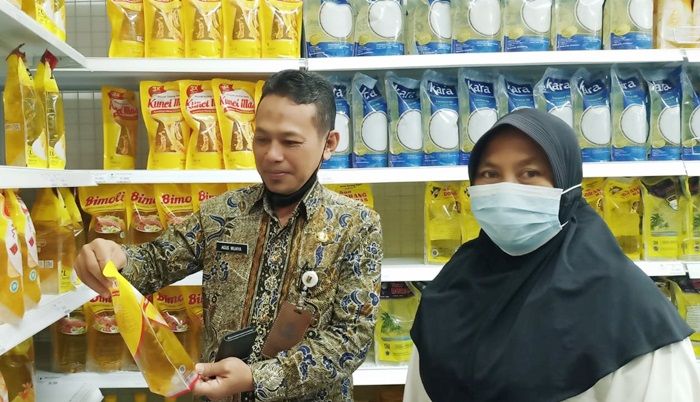 Pemerintah Terapkan Satu Harga Minyak Goreng, Swalayan di Tuban Masih Pakai Harga Lama