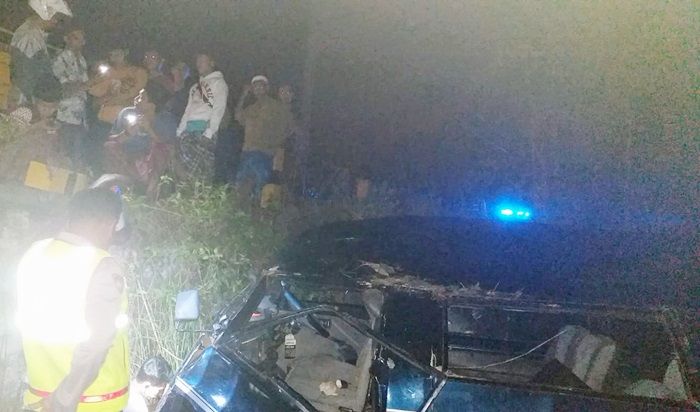 Diduga Sopir Mengantuk, Mobil di Pamekasan Tabrak Tiang Telepon hingga Terpental Masuk ke Sawah Diduga Sopir Mengantuk, Mobil di Pamekasan Tabrak Tiang Telepon hingga Terpental Masuk ke Sawah