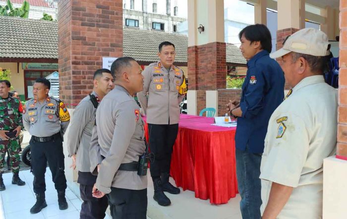 Kapolres Gresik Amankan Penghitungan Suara Pemilu 2024 Tingkat PPK Kapolres Gresik Amankan Penghitungan Suara Pemilu 2024 Tingkat PPK