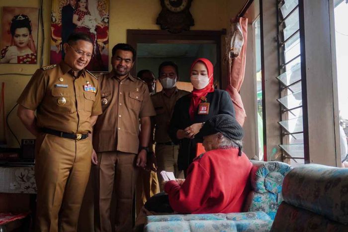 Salurkan BLT Inflasi Tahap II, Pj Wali Kota Batu Berikan Bantuan ke Rumah Lansia yang Tak Bisa Hadir Salurkan BLT Inflasi Tahap II, Pj Wali Kota Batu Berikan Bantuan ke Rumah Lansia yang Tak Bisa Hadir