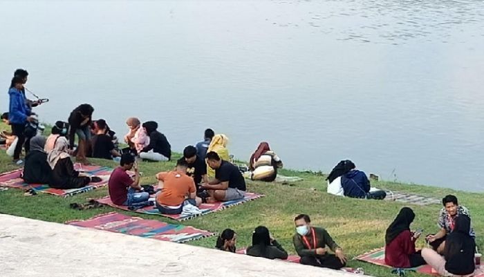 Pasca-Penertiban Tempat Usaha di Bantaran Brantas, Pelaku Usaha Diajak Tingkatkan Prokes Pasca-Penertiban Tempat Usaha di Bantaran Brantas, Pelaku Usaha Diajak Tingkatkan Prokes