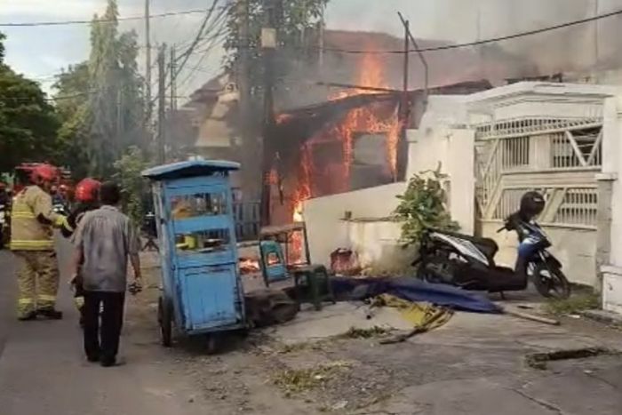 Gegara Mainan Anak Gulingkan Wajan, Warung Nasi Bebek di Perak Barat Surabaya Terbakar