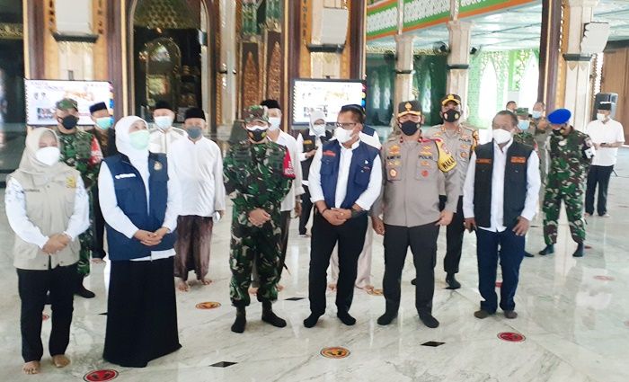 Tinjau Kesiapan Masjid Al Fattah Mojokerto, Gubernur Khofifah Ingatkan Sandal Dibawa di Samping Shaf Tinjau Kesiapan Masjid Al Fattah Mojokerto, Gubernur Khofifah Ingatkan Sandal Dibawa di Samping Shaf