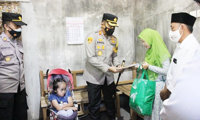 100 Hari Kerja, Kapolres Probolinggo Serahkan Santuan kepada Anak-Anak Penderita Hidrosefalus 100 Hari Kerja, Kapolres Probolinggo Serahkan Santuan kepada Anak-Anak Penderita Hidrosefalus