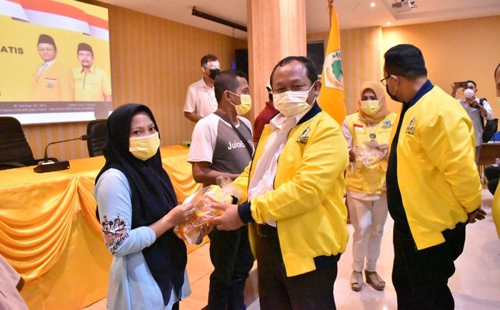 Gratis, Golkar Jatim Gelontor Ribuan Kemasan Minyak Goreng untuk Pedagang Gorengan di Surabaya Gratis, Golkar Jatim Gelontor Ribuan Kemasan Minyak Goreng untuk Pedagang Gorengan di Surabaya