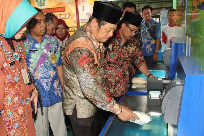 Cegah Penjual Curang, Bupati Sidoarjo Sediakan Timbangan Gratis