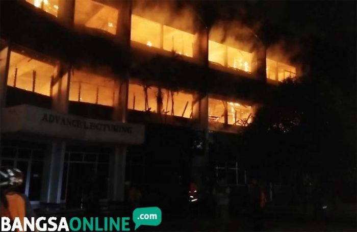 Kampus Undar Jombang Terbakar, Gedung Tiga Lantai Hangus Dilalap Api Kampus Undar Jombang Terbakar, Gedung Tiga Lantai Hangus Dilalap Api