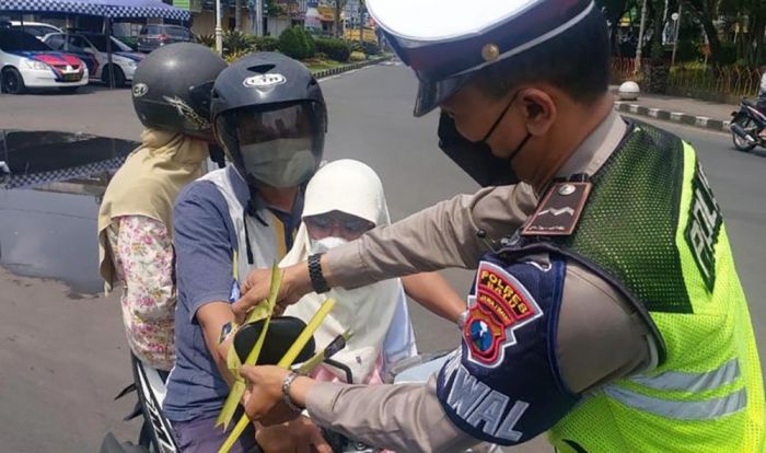 Imbau Tertib Berlalu Lintas, Satlantas Polres Batu Sosialisasi Janur Kuning kepada Pengendara