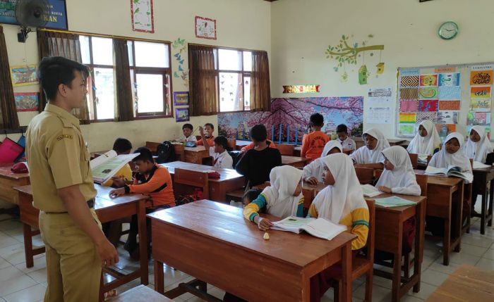 Gaji Hanya Rp200 Ribu, Guru Honorer di Kediri ini Belikan Sepatu dan Dasi untuk Muridnya Gaji Hanya Rp200 Ribu, Guru Honorer di Kediri ini Belikan Sepatu dan Dasi untuk Muridnya
