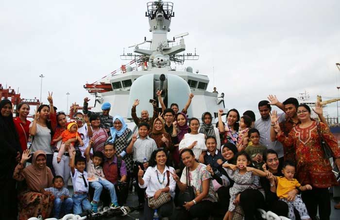Tiba di Colombo, KRI Bung Tomo-357 Diserbu WNI dan Angkatan Laut Srilanka Tiba di Colombo, KRI Bung Tomo-357 Diserbu WNI dan Angkatan Laut Srilanka