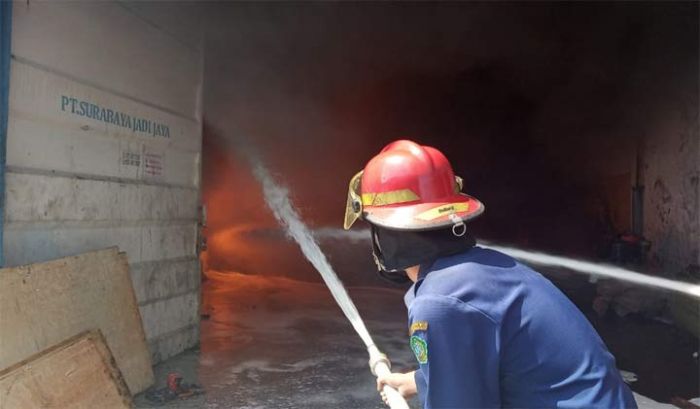 Gudang Oli di Kecamatan Waru Terbakar Gudang Oli di Kecamatan Waru Terbakar