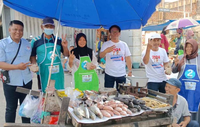Relawan Sedulur Khofifah Blusukan dan Bagikan Celemek di Pasar Tradisional Relawan Sedulur Khofifah Blusukan dan Bagikan Celemek di Pasar Tradisional