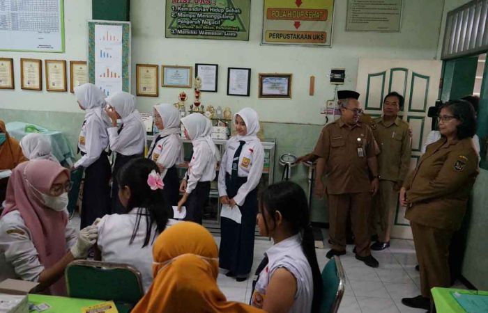 Pj Wali Kota Kediri Tinjau Pelaksanaan Perluasan Imunisasi HPV Pj Wali Kota Kediri Tinjau Pelaksanaan Perluasan Imunisasi HPV