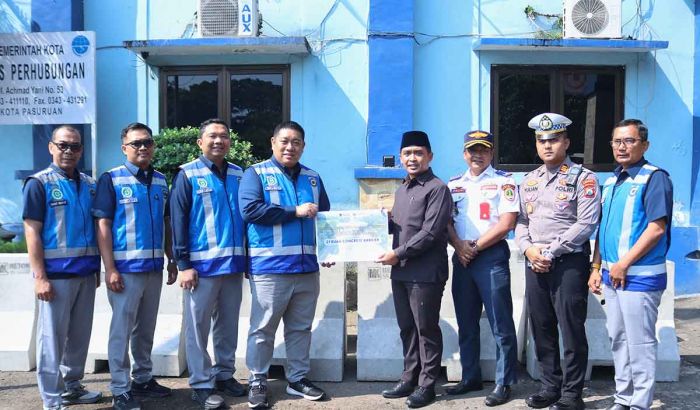 Terima 21 Beton Barrier dari Jasa Marga, Wali Kota Pasuruan Minta Masyarakat Tertib Berlalu Lintas