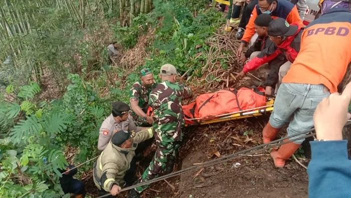 Truk Fuso Masuk Jurang 30 Meter di Raya Payung Songgoriti, Sopir Tewas Terjepit Bodi Kendaraan Truk Fuso Masuk Jurang 30 Meter di Raya Payung Songgoriti, Sopir Tewas Terjepit Bodi Kendaraan