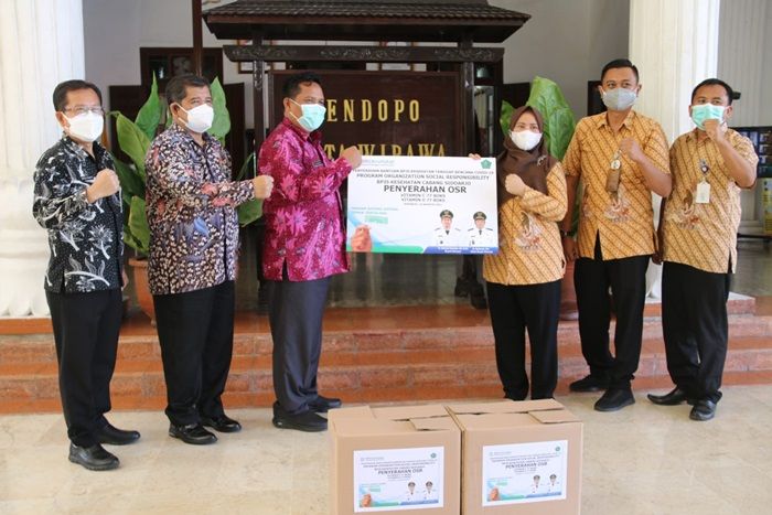Semangati Warga Hadapi Pandemi, BPJS Kesehatan Sidoarjo Beri Bantuan Vitamin Semangati Warga Hadapi Pandemi, BPJS Kesehatan Sidoarjo Beri Bantuan Vitamin