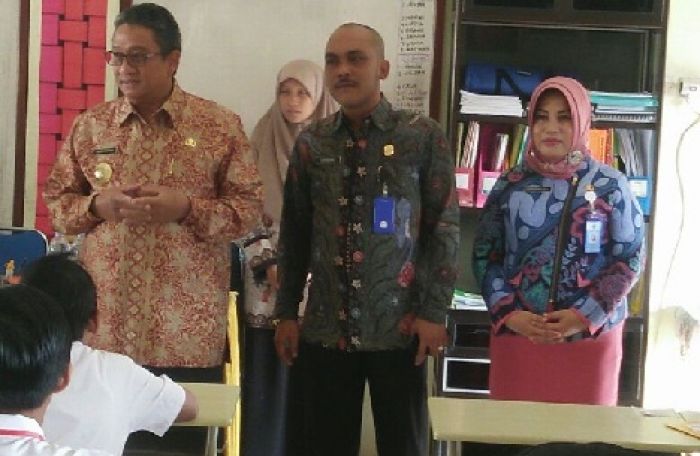 Pj Bupati Sidak USBN di SDN 1 Kemayoran Bangkalan Pj Bupati Sidak USBN di SDN 1 Kemayoran Bangkalan