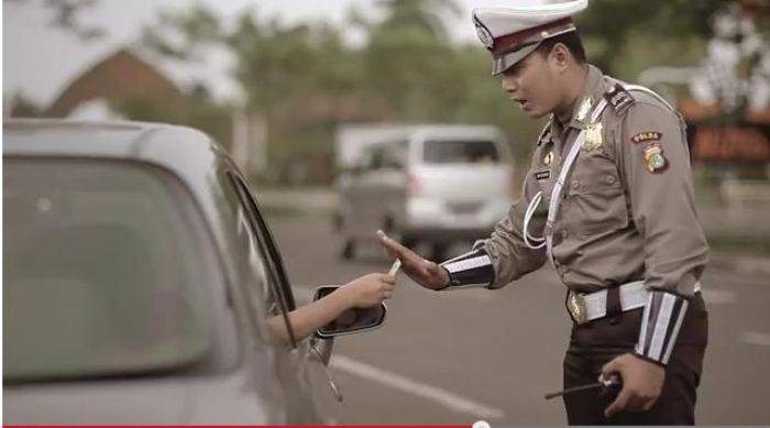 Gara-gara Terima Uang Damai, Dua Polisi di Surabaya ini Dinonaktifkan Gara-gara Terima Uang Damai, Dua Polisi di Surabaya ini Dinonaktifkan