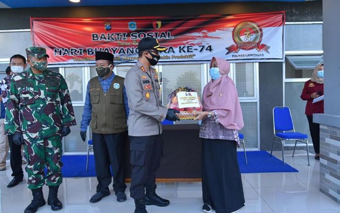 Jelang Hari Bhayangkara, Polres Lamongan Berikan Bingkisan Bagi Pasien Covid-19 Jelang Hari Bhayangkara, Polres Lamongan Berikan Bingkisan Bagi Pasien Covid-19