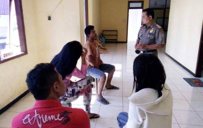 Satpol PP Tuban Amankan Dua Pasangan Mesum dari Kamar Kos Satpol PP Tuban Amankan Dua Pasangan Mesum dari Kamar Kos