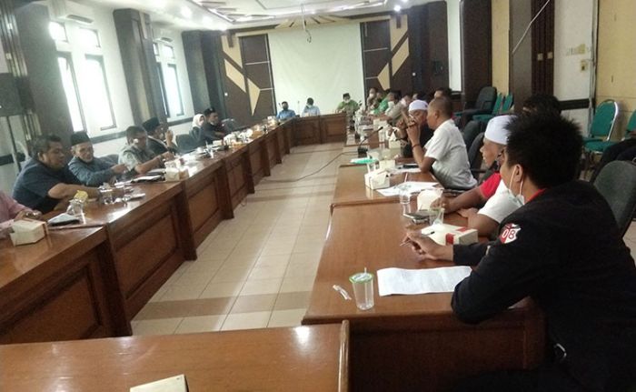 Keluhkan Jalan Rusak, Belasan LSM Datangi DPRD Pasuruan Keluhkan Jalan Rusak, Belasan LSM Datangi DPRD Pasuruan
