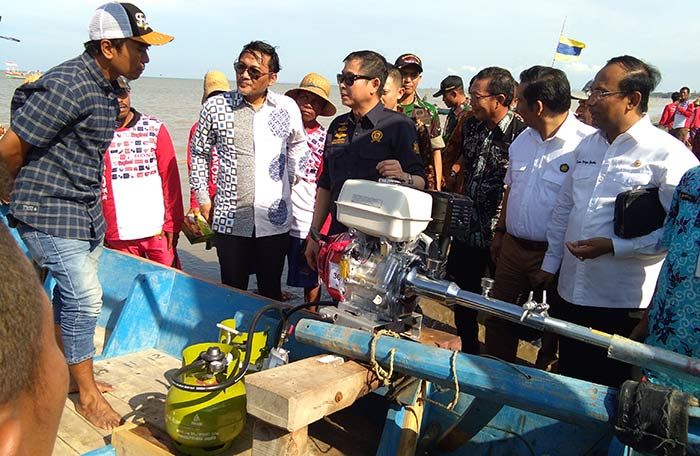 Kunjungi Tuban, Menteri ESDM Serahkan 200 Paket Perdana Konverter Kit pada Nelayan Kunjungi Tuban, Menteri ESDM Serahkan 200 Paket Perdana Konverter Kit pada Nelayan