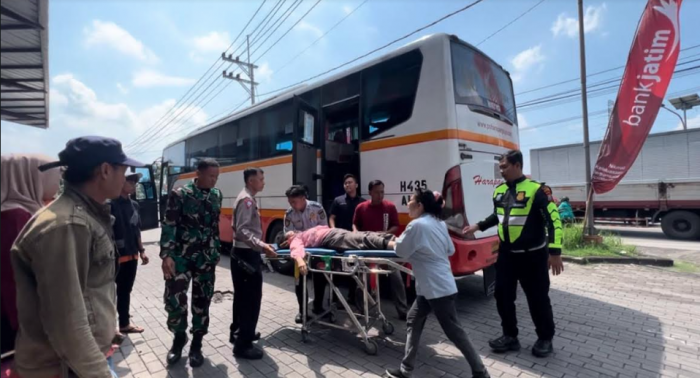Penuh Sesak oleh Penumpang, Seorang Pemudik Bus Harapan Jaya Pingsan di Mojokerto Penuh Sesak oleh Penumpang, Seorang Pemudik Bus Harapan Jaya Pingsan di Mojokerto