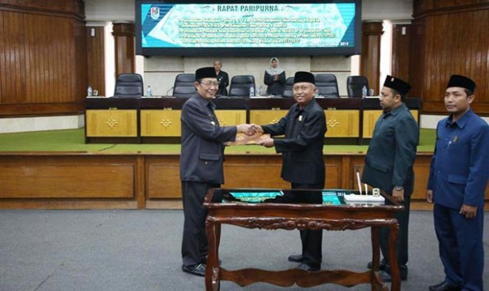 Pemkab dan DPRD Tuban Tandatangani 8 Perda Pemkab dan DPRD Tuban Tandatangani 8 Perda