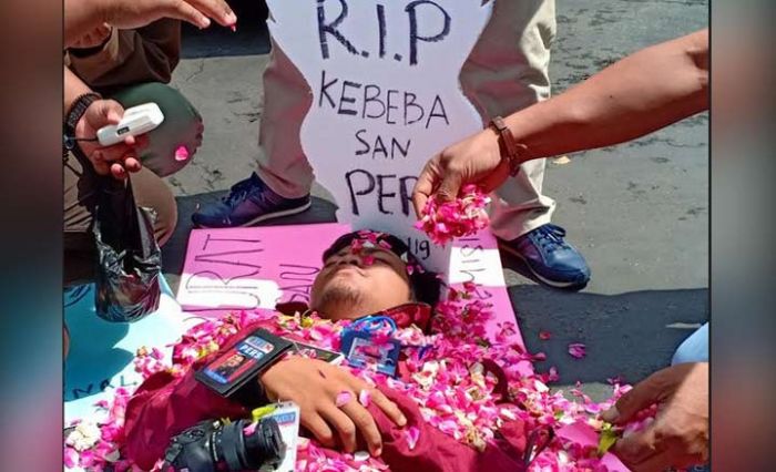 HPN, Wartawan Blitar Minta Kado Remisi Pembunuh Jurnalis Dicabut HPN, Wartawan Blitar Minta Kado Remisi Pembunuh Jurnalis Dicabut