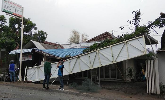 Puting Beliung Terjang Mojokerto, 40 Rumah Rusak Puting Beliung Terjang Mojokerto, 40 Rumah Rusak