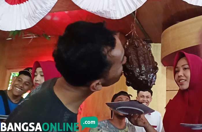 Unik, Lomba Agustusan di Blitar Serba Cokelat Unik, Lomba Agustusan di Blitar Serba Cokelat
