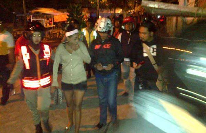 Razia di Kremil Surabaya, Petugas Gabungan Garuk 7 PSK dan 4 Laki-laki Pemabuk Razia di Kremil Surabaya, Petugas Gabungan Garuk 7 PSK dan 4 Laki-laki Pemabuk