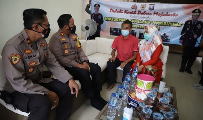 Kapolres Mojokerto Besuk Anggotanya yang Mengalami Stroke Selama Setahun Kapolres Mojokerto Besuk Anggotanya yang Mengalami Stroke Selama Setahun