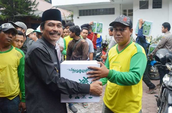 Pemkab Gresik Berbagi Bingkisan kepada 579 Pasukan Kebersihan