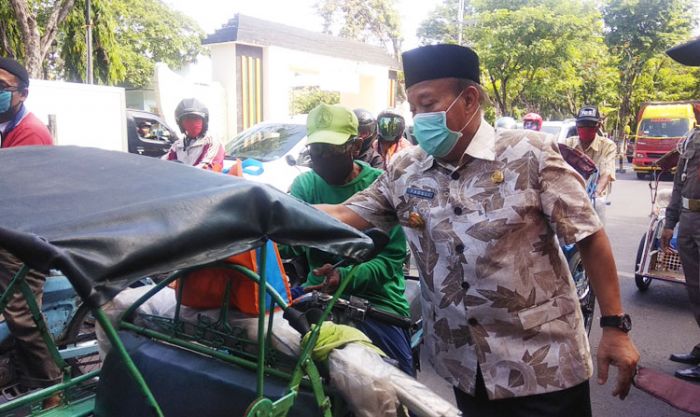 Bagi Ribuan Masker dan Sembako, Bupati Fadeli Imbau Warga Jaga Kesehatan