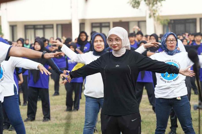 Peringati Haornas, Vinanda Prameswati Ikut Senam Bersama Guru dan Siswa di SMPN 9 Kota Kediri