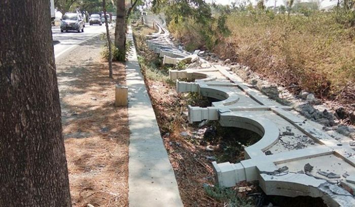 Pagar Roboh Sumbat Saluran Irigasi, PT Lotus akan Disidak Komisi C DPRD Nganjuk Pagar Roboh Sumbat Saluran Irigasi, PT Lotus akan Disidak Komisi C DPRD Nganjuk