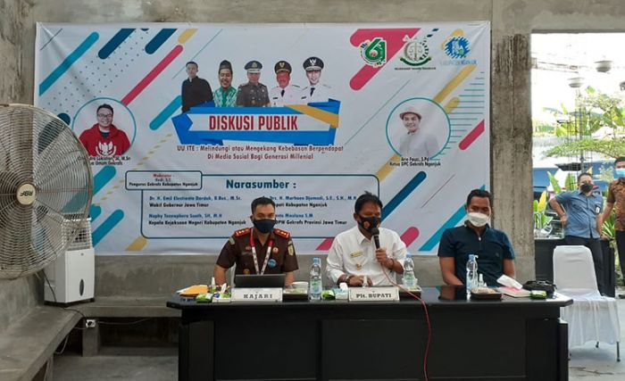 Hadiri Diskusi UU ITE, Plt. Bupati Nganjuk: Kontrol Jarimu jika Tak Ingin Tersentuh Hukum Hadiri Diskusi UU ITE, Plt. Bupati Nganjuk: Kontrol Jarimu jika Tak Ingin Tersentuh Hukum