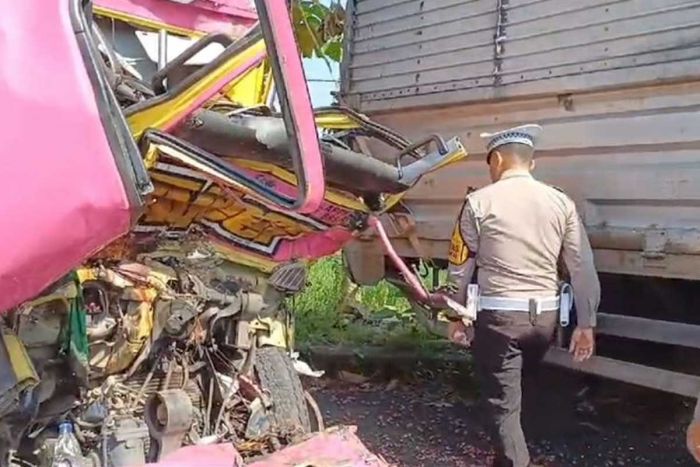 Dua Truk Terlibat Kecelakaan di Ruas Tol Ngawi-Solo, Sopir dan Penumpang Meninggal Dunia Dua Truk Terlibat Kecelakaan di Ruas Tol Ngawi-Solo, Sopir dan Penumpang Meninggal Dunia