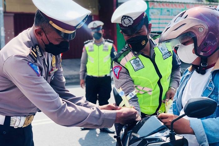 Tak Ada Tilang bagi Pelanggar Selama Mudik Lebaran, Polres Blitar Bakal Berikan ini Sebagai Gantinya Tak Ada Tilang bagi Pelanggar Selama Mudik Lebaran, Polres Blitar Bakal Berikan ini Sebagai Gantinya