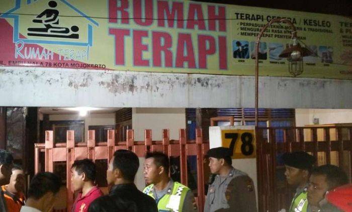 Diduga Sarang Teroris, Rumah Terapi Pijat di Mojokerto Digerebek Densus 88 Diduga Sarang Teroris, Rumah Terapi Pijat di Mojokerto Digerebek Densus 88