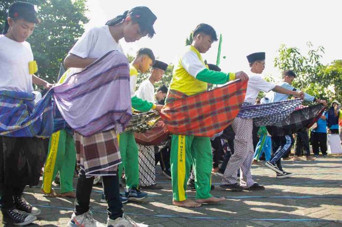 Lupakan Gadget, Hidupkan Kembali Permainan Sarung Kodok Anak-Anak Lupakan Gadget, Hidupkan Kembali Permainan Sarung Kodok Anak-Anak