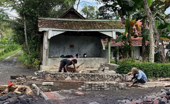 Dinas PUCKPP Banyuwangi Geber Pavingisasi Jalan di 217 Desa/Kelurahan Dinas PUCKPP Banyuwangi Geber Pavingisasi Jalan di 217 Desa/Kelurahan