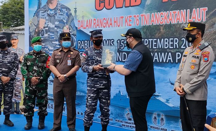 Pangkoarmada II dan Bupati Kediri Tinjau Serbuan Vaksinasi di Stadion Canda Bhirawa Pangkoarmada II dan Bupati Kediri Tinjau Serbuan Vaksinasi di Stadion Canda Bhirawa