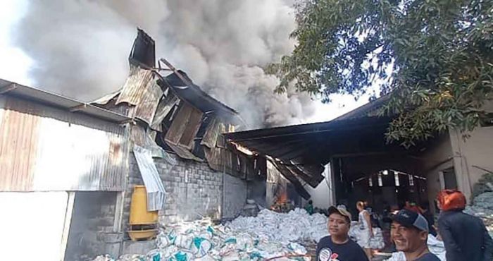 Pabrik Plastik di Jombang Terbakar, Pemilik dan Karyawan Panik Pabrik Plastik di Jombang Terbakar, Pemilik dan Karyawan Panik
