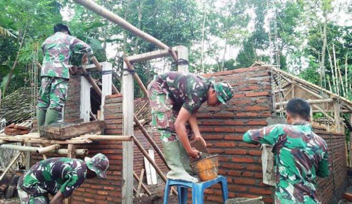 Usai Rehab Rumah Mbah Hamijah, Satgas TMMD Kodim Jember Sasar Rumah Bu Asari Usai Rehab Rumah Mbah Hamijah, Satgas TMMD Kodim Jember Sasar Rumah Bu Asari