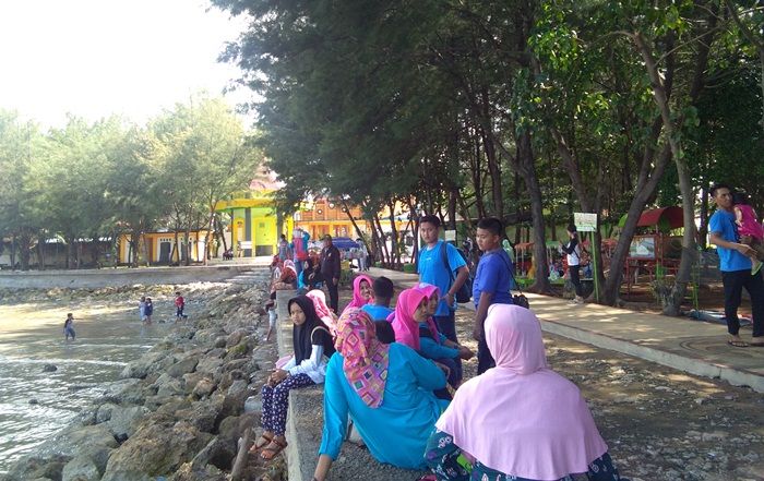 Nikmati Liburan Nyepi, Ribuan Wisatawan Padati Pantai Boom Tuban Nikmati Liburan Nyepi, Ribuan Wisatawan Padati Pantai Boom Tuban