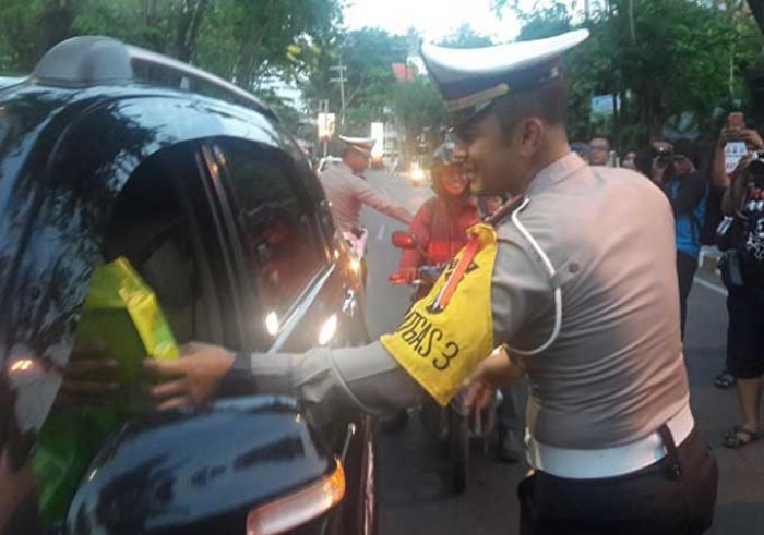 Satlantas Polres Gresik Bagi Takjil Sambil Sosialisasi Safety Riding Satlantas Polres Gresik Bagi Takjil Sambil Sosialisasi Safety Riding