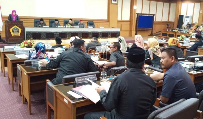 Tujuh Fraksi DPRD Gresik Kompak Tak Setuju Raperda Perubahan Perda RTRW Disahkan Tujuh Fraksi DPRD Gresik Kompak Tak Setuju Raperda Perubahan Perda RTRW Disahkan